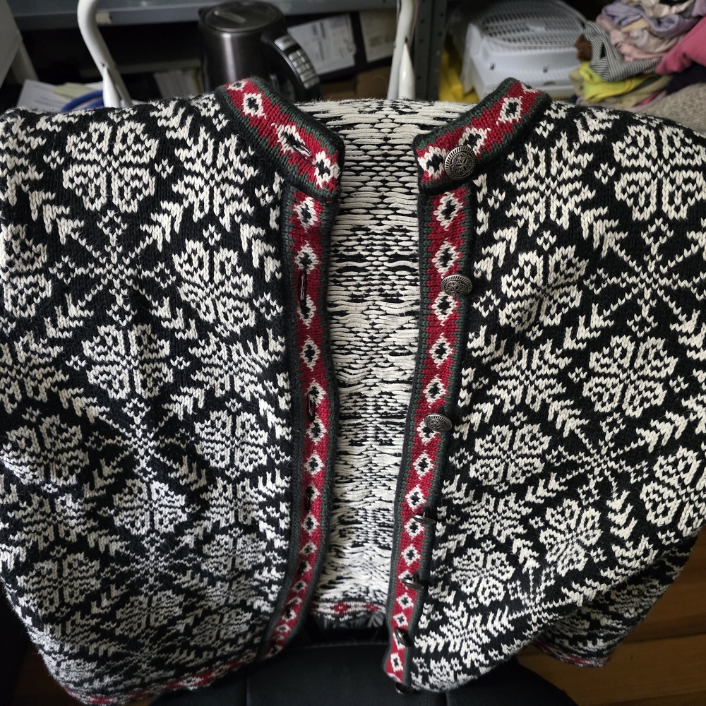 Black and White Patterned Cardigan with Red Accents - Picture 4 of 4
